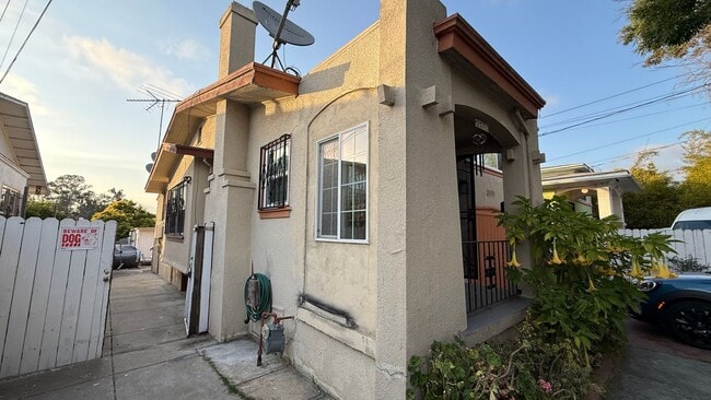 Building Photo - EPIC REA: Charming 2 Bed/ 1 Bath Home in Oakland’s Foothill Neighboorhood