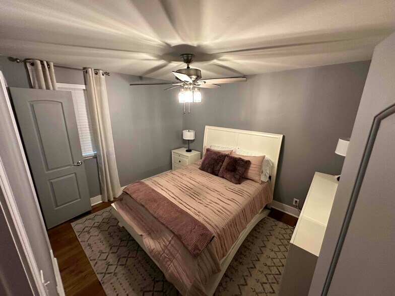 Building Photo - 688 Frankfort Dr