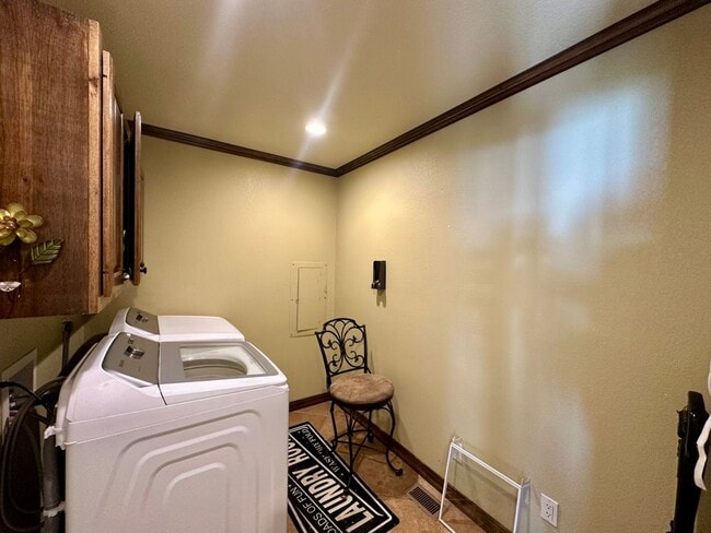 Building Photo - Stunning, fully furnished 3-bedroom, 2-bath lakefront home on Lake Palestine!