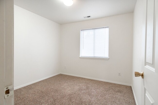 Building Photo - 1020 NE D St