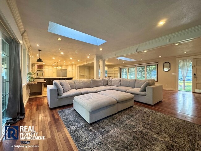 Building Photo - Beautifully Updated 3 Bedroom Rambler!