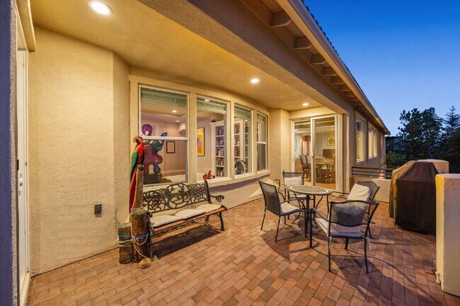 Building Photo - Elegant Arrowcreek Home!