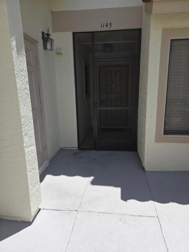 Building Photo - 1145 Country Club Dr