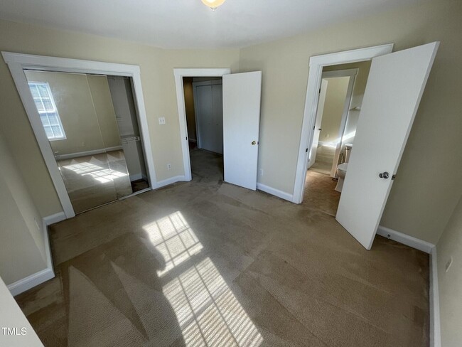 Building Photo - 5001 Knightsbridge Way