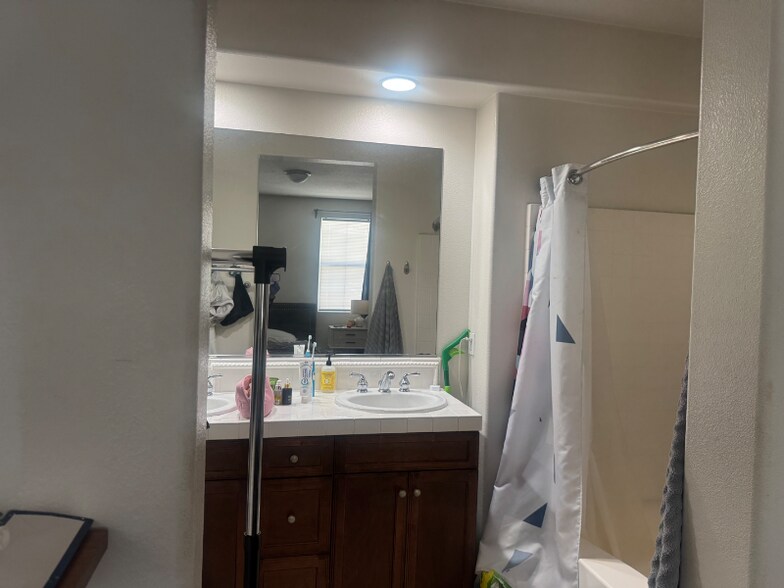 Building Photo - 632 Silk Tree