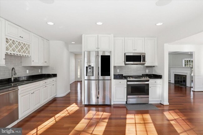 Building Photo - 3033 Sylvan Dr