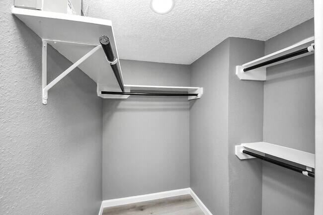 Building Photo - 6281 Ludington Dr
