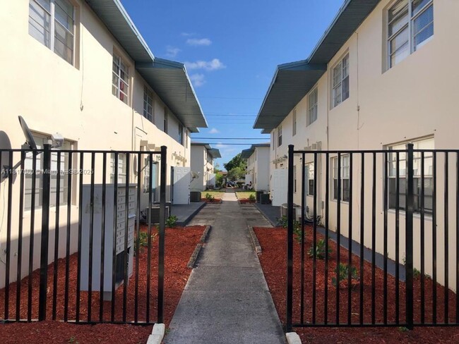 Building Photo - 939 Magnolia Dr
