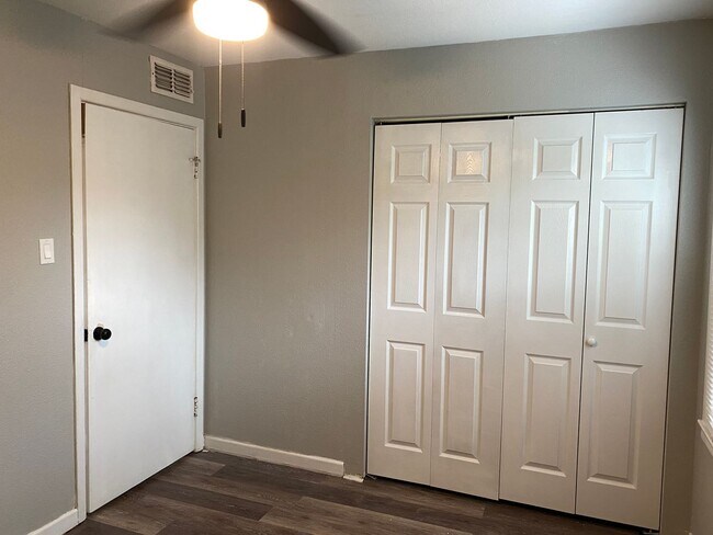 Building Photo - 3 bed, 1 bath, carport