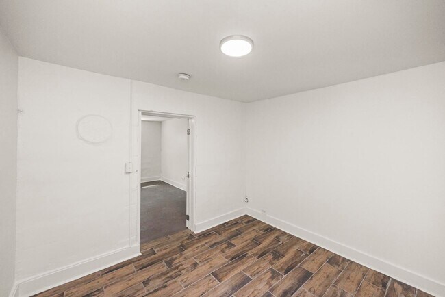 Building Photo - 611 S 14th St