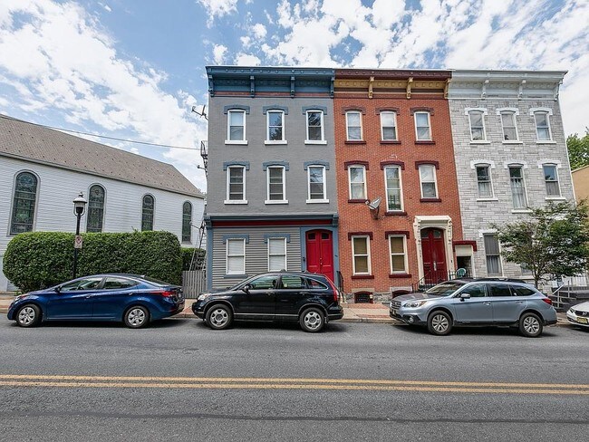 Building Photo - 661 Walnut St