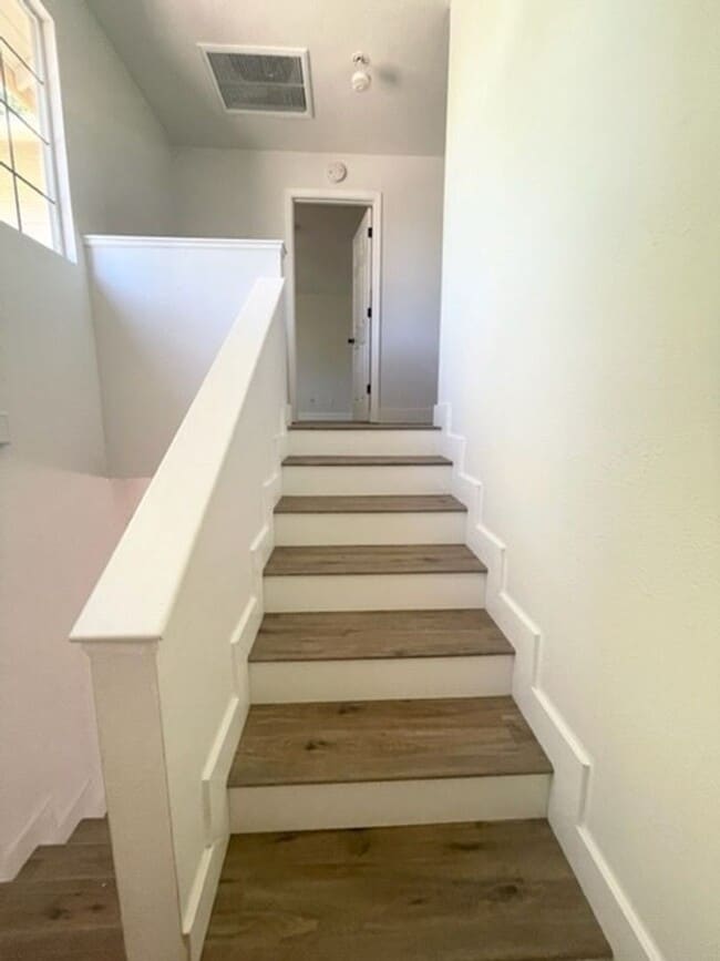 Building Photo - Darling Elk Grove Halfplex!