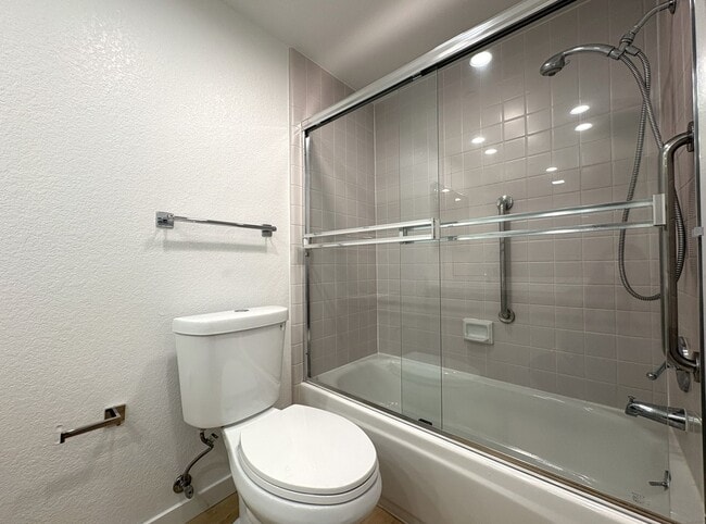 Building Photo - Newly Renovated 2BR/2BA First-Floor Condo ...