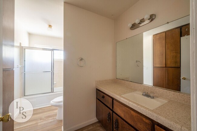 Building Photo - Kerman Westside Large 3 Bedroom Home, Bran...