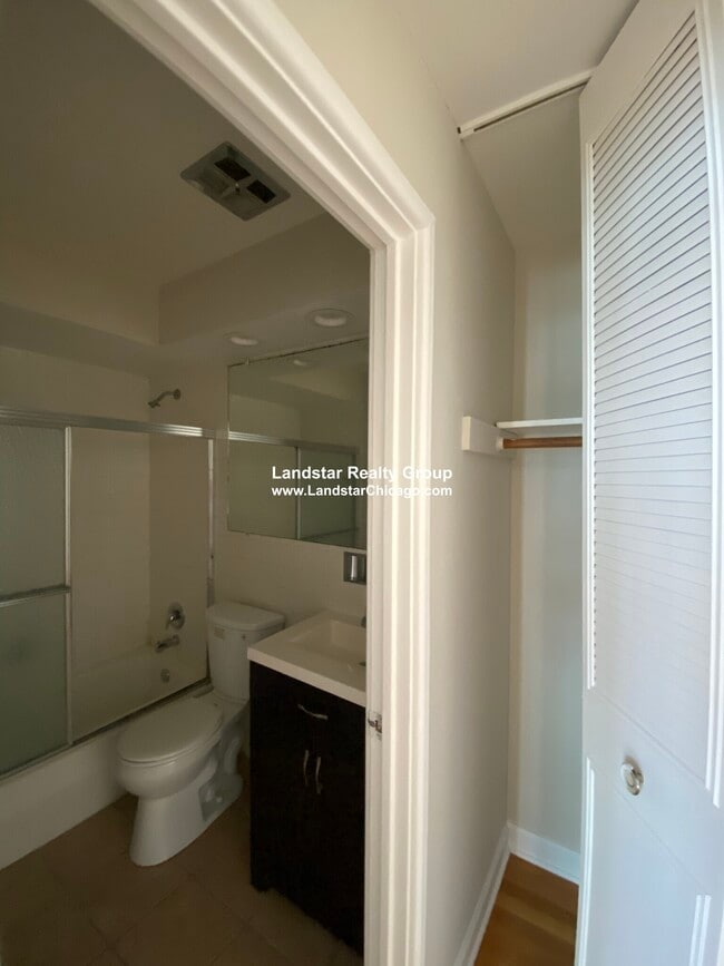 Building Photo - 5917 N Kenmore Ave