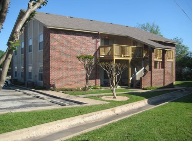 Primary Photo - Sam Bass Circle Apartments