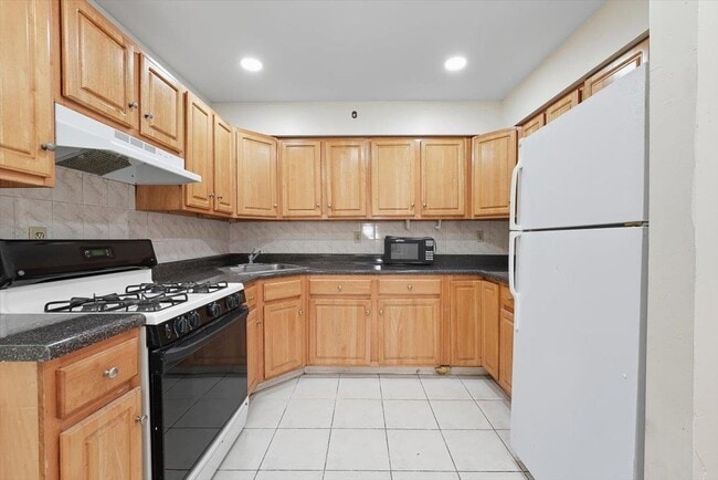 Building Photo - 56 POPLAR St