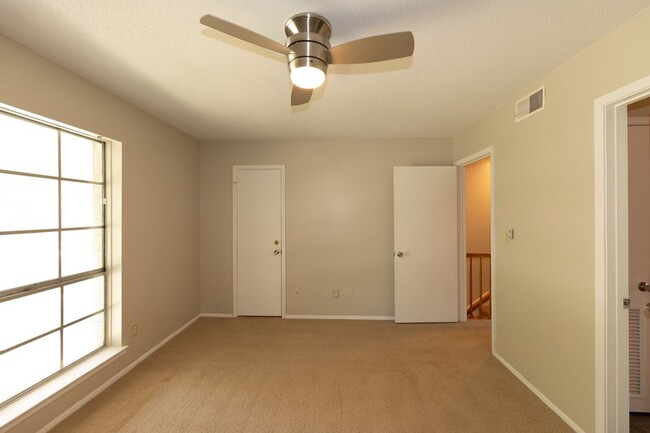 Building Photo - 2 bed 1.5 bath townhome located in the Mil...