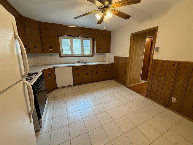 Building Photo - 87 Bartlett St