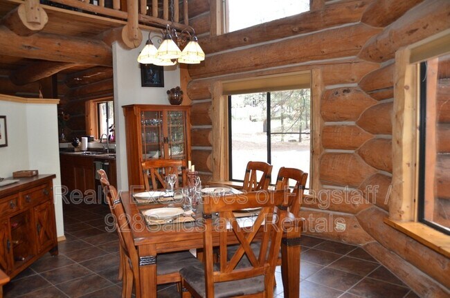 Building Photo - 1500 E Iris Trail