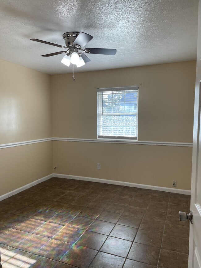 Building Photo - 107 Lakeside Cir