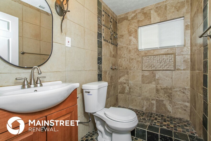 Building Photo - 225 Gladys Rd