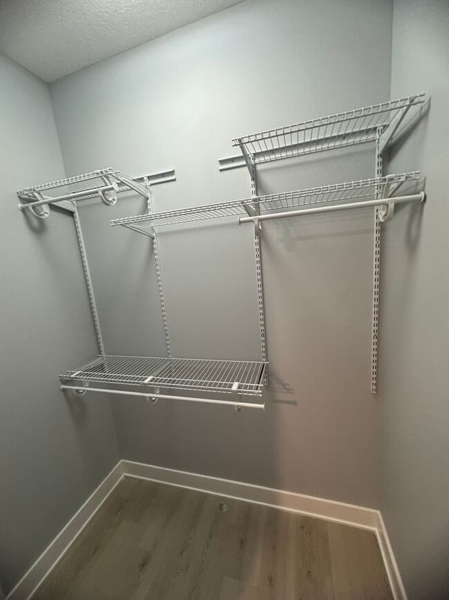 Building Photo - 2 Bedroom 2 bath Townhome in East Moline