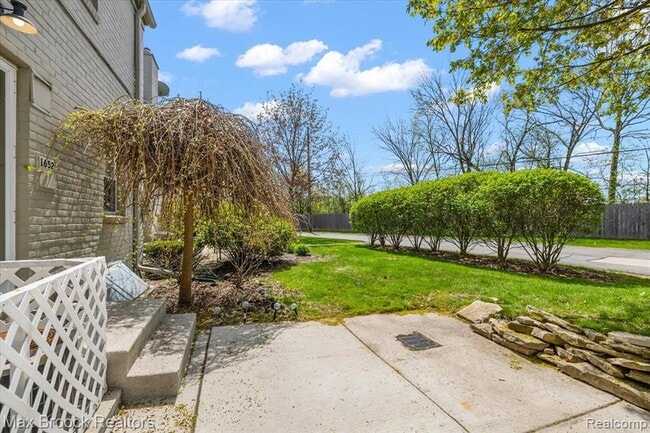 Building Photo - 1652 Graefield Rd