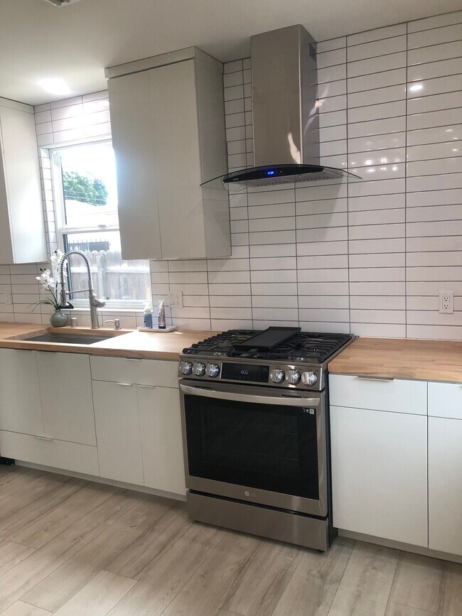 Building Photo - 3956 Olmsted Ave