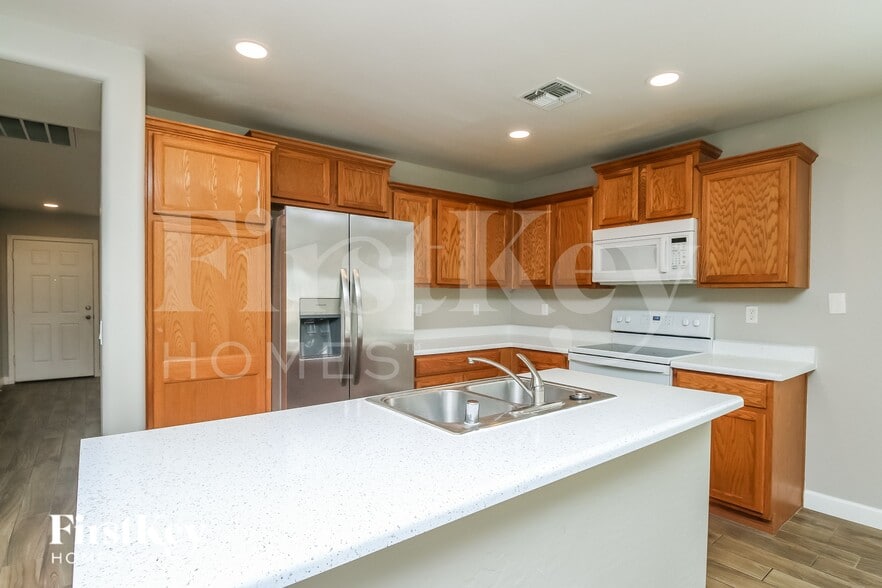 Building Photo - 11623 W Fooks Dr