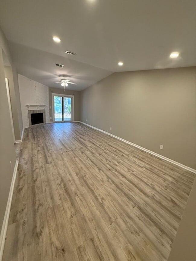 Building Photo - Woodlake Villa 213