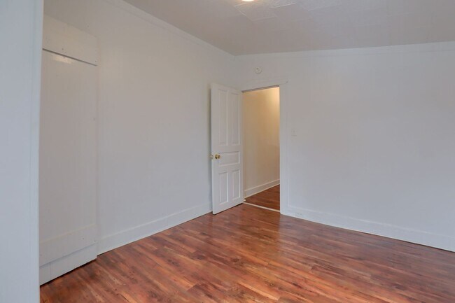 Building Photo - Available Now! 2 Bedroom House with Parkin...