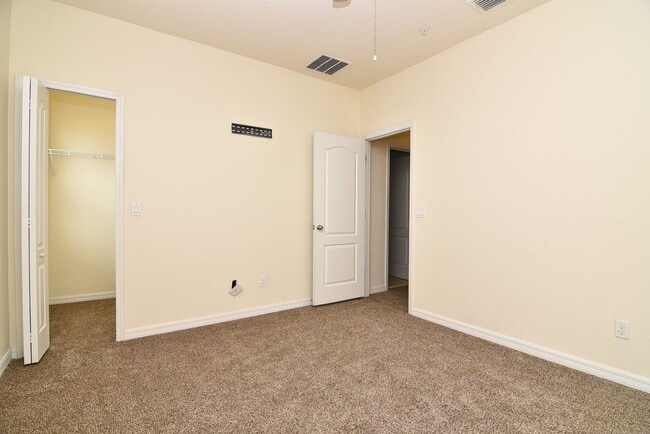 Building Photo - Lovely Town Home Available