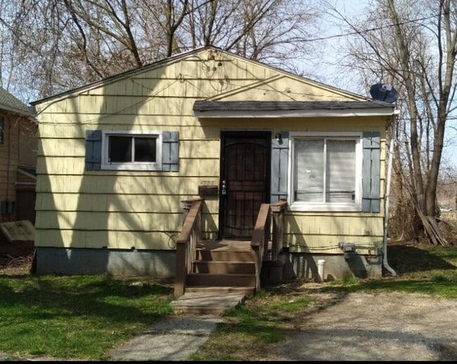 Primary Photo - Budget-Friendly 2-Bed Charmer with Huge Ya...