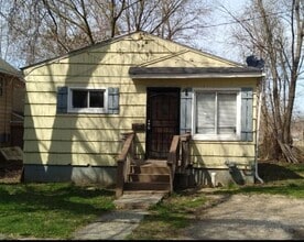 Building Photo - Budget-Friendly 2-Bed Charmer with Huge Ya...