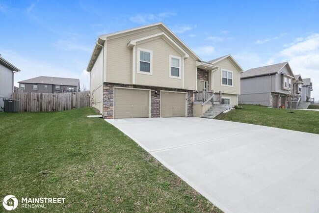 Building Photo - 419 Sunflower Dr, Raymore, MO 64083