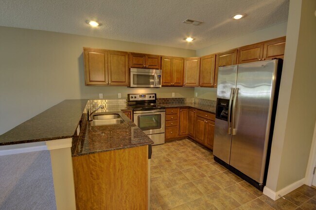 Building Photo - Gorgeous Townhomes