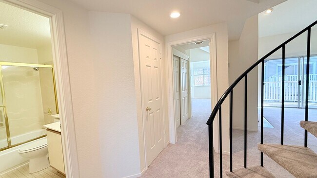 Building Photo - Charming 2BD/2BA + Loft, Upper Unit Condo in Alamo- Available NOW!