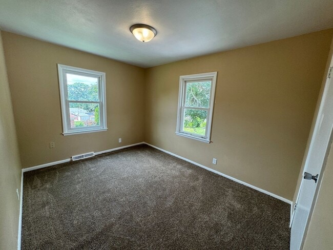 Building Photo - Spacious Rock Island Home with Family Room and Garage!
