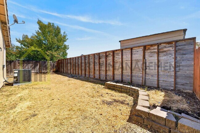 Building Photo - Spacious 3-Bed, 2-Bath Retreat on Charm Way