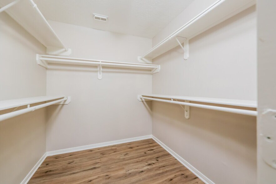 Building Photo - 18614 Willow Cove Dr