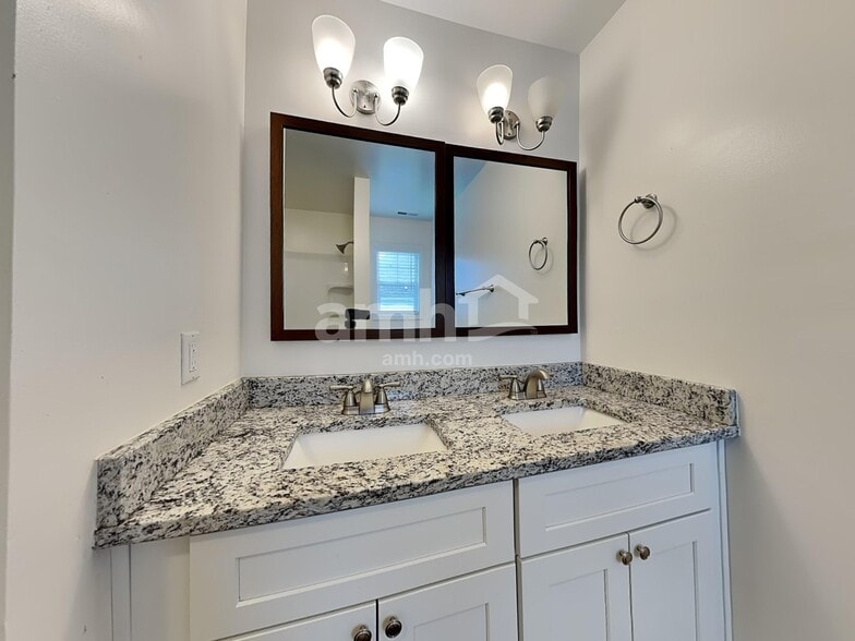 Building Photo - 581 Lakeside Valley Dr