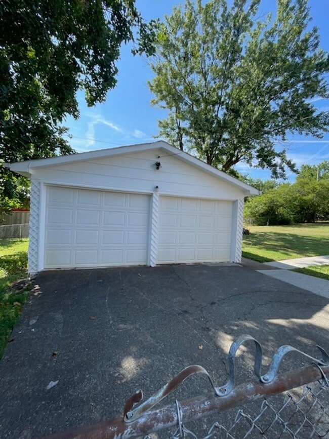 Building Photo - Maryville 37804 - 3 bedroom, 2 bath ranch home - Contact Debra Johnson (865) 591-8281