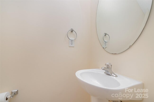 Building Photo - 16849 Greenlawn Hills Ct