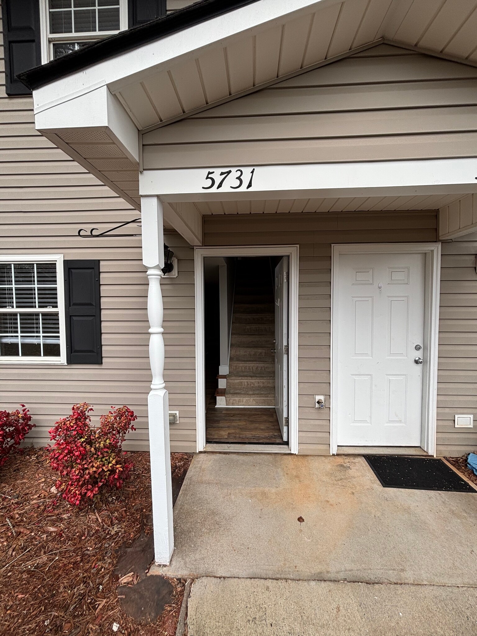 Building Photo - 5731 SW Acres Dr