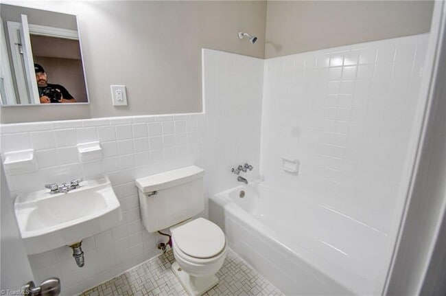 Building Photo - 318 Collinwood Dr
