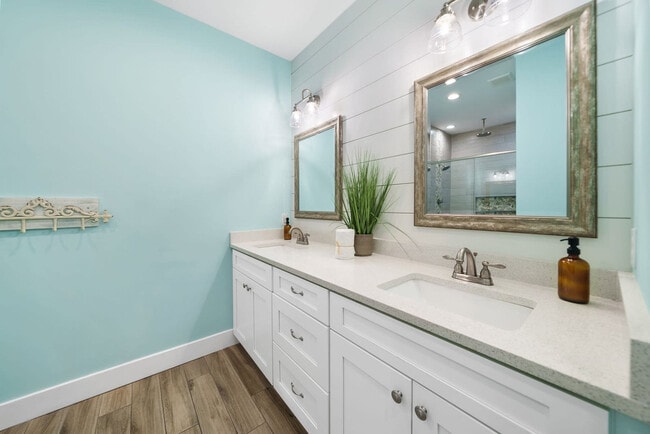 Building Photo - 121 Christmas Tree Ln