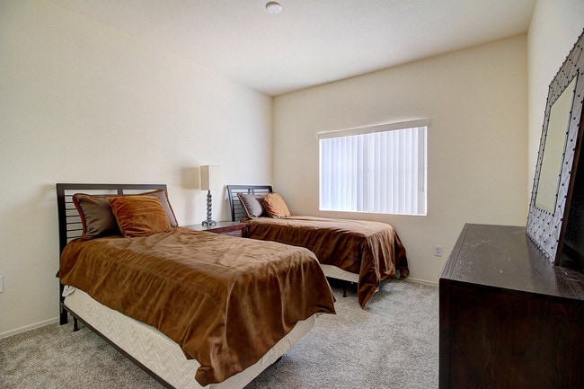 Building Photo - 3830 E Lakewood Parkway East