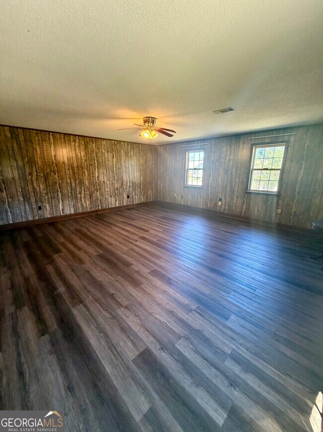 Building Photo - 131 Foxwood Cir