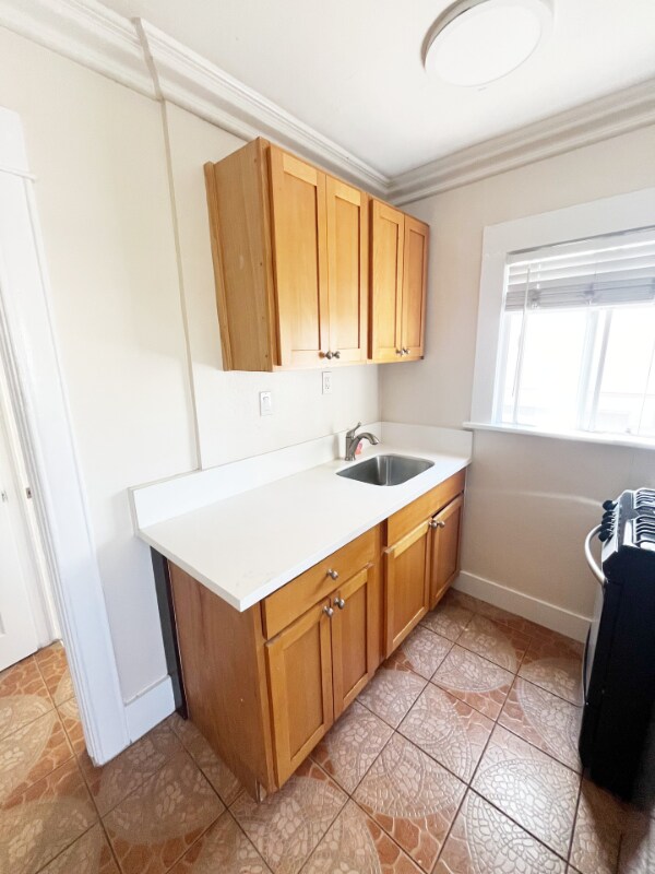 Building Photo - 744 Pine Ave